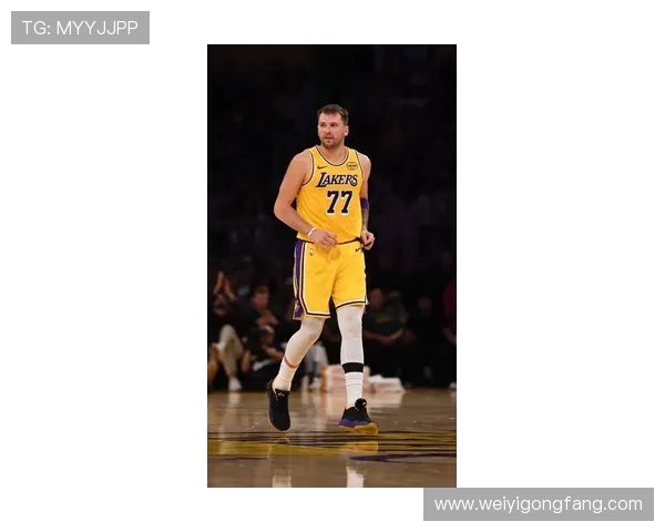 东契奇热身赛意外被队友压倒受伤 幸好伤势轻微无大碍 东契奇热身赛意外被队友压倒受伤 幸好伤势轻微无大碍